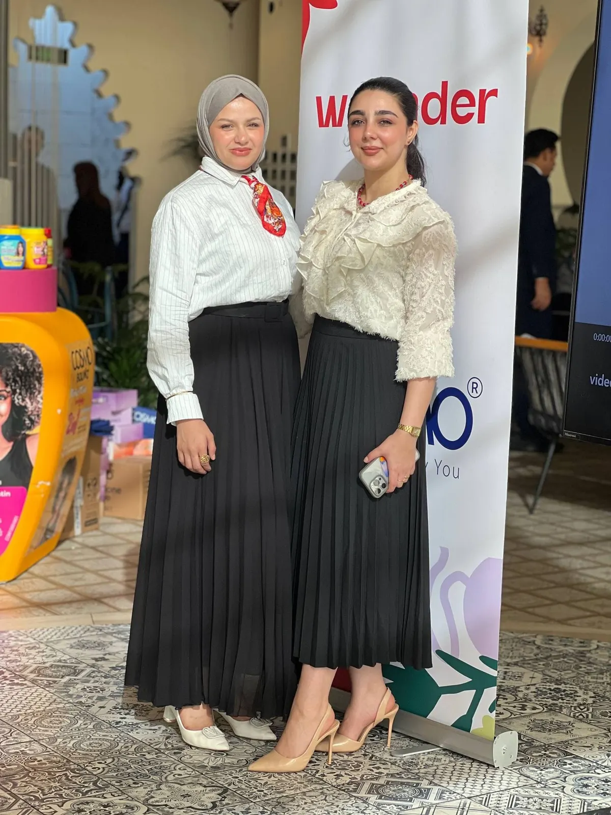 مشاركتان بجانب لافتة Wonder