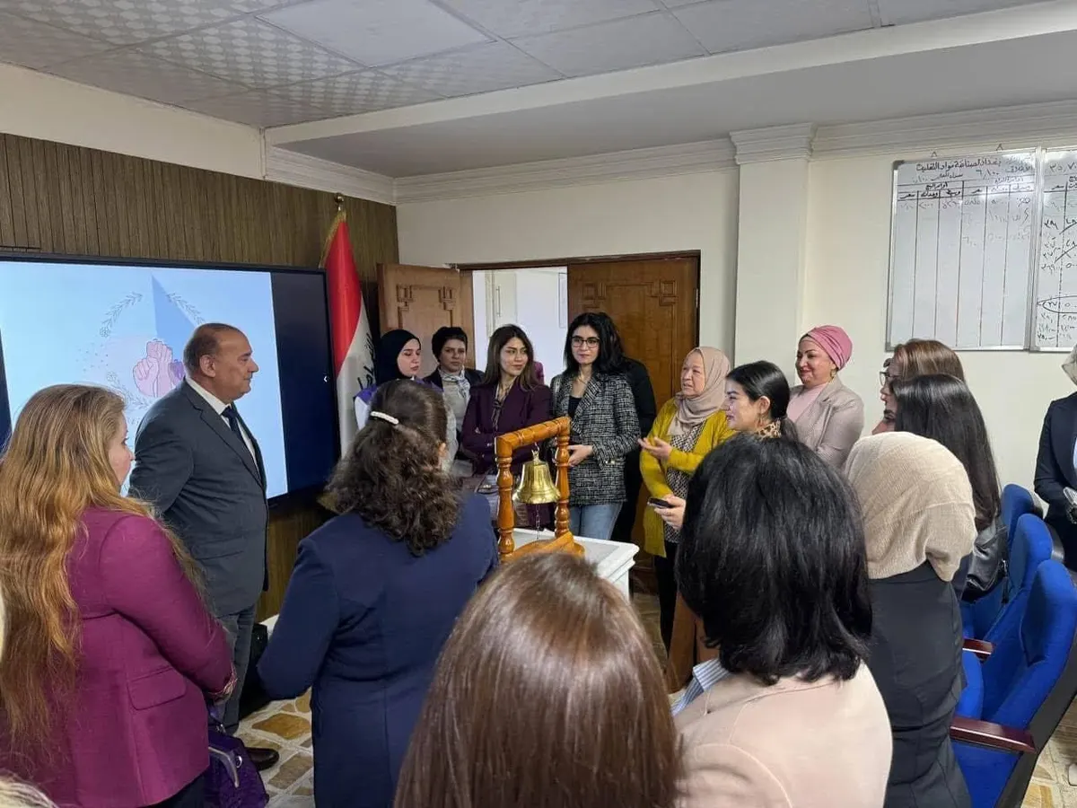 متحدث يخاطب الحاضرات في القاعة