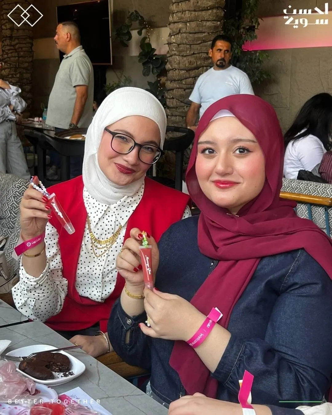 مشاركتان مبتسمتان تعرضان ملمّع الشفاه الذي صنعتاه