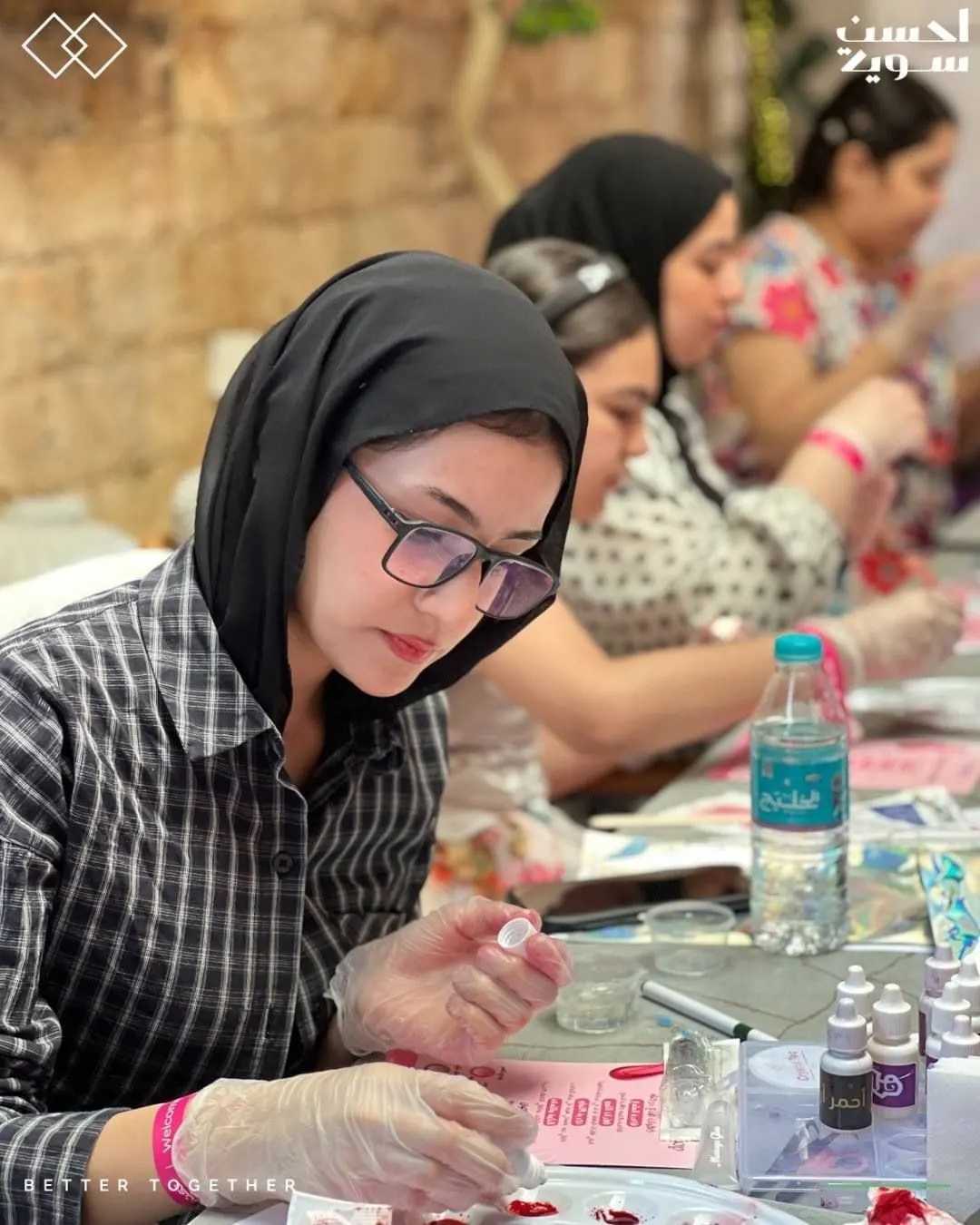 مشاركة تملأ أنبوب ملمّع الشفاه بتركيز