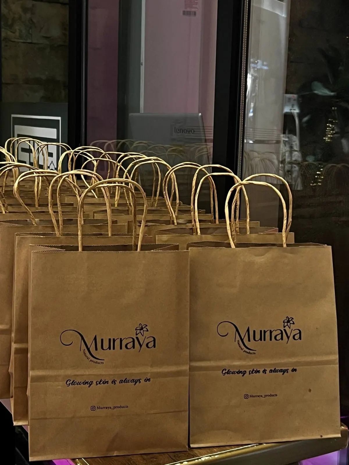أكياس هدايا ورقية تحمل شعار Murraya