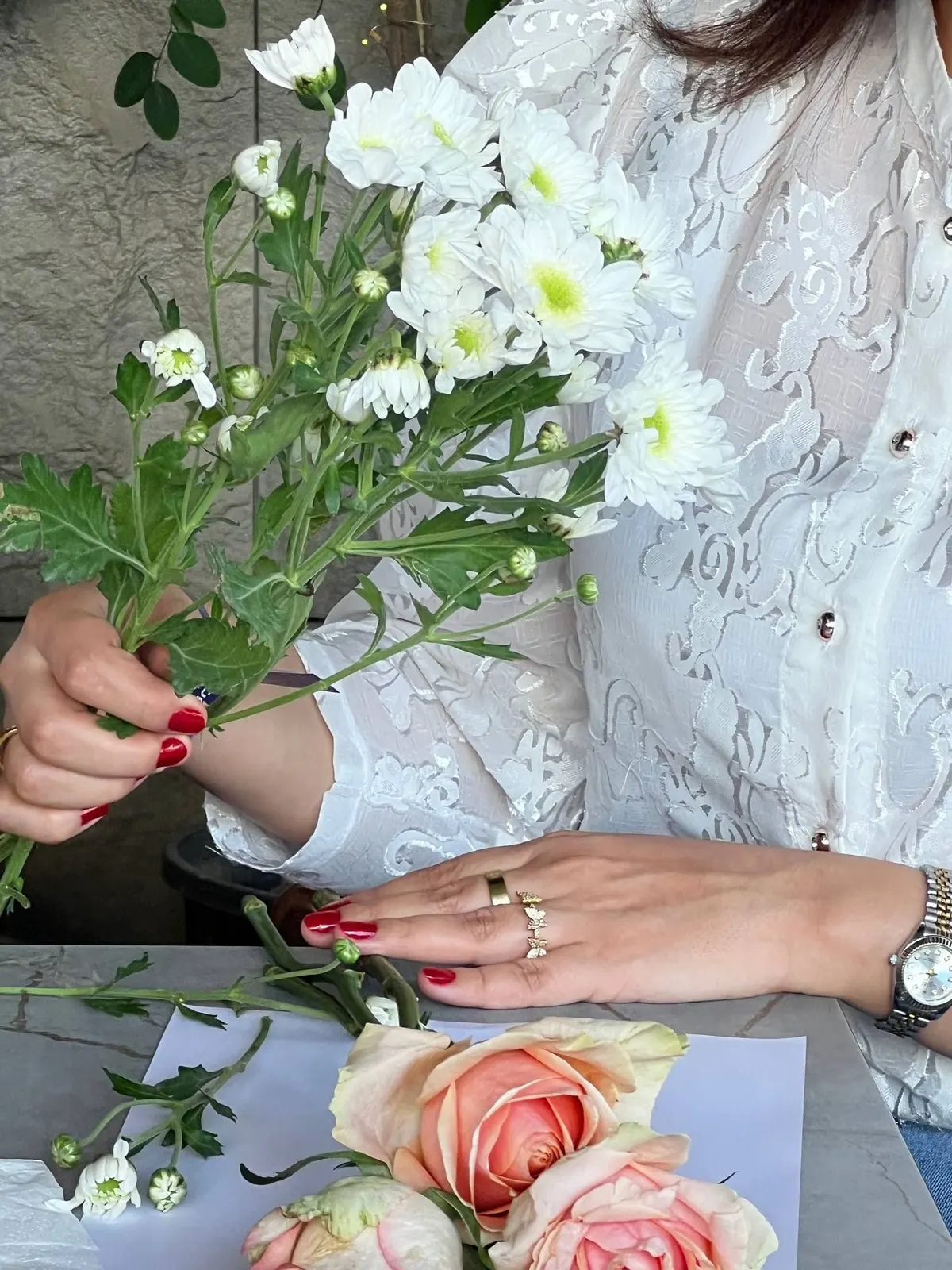 مشاركة ترتّب أغصان الورد الأبيض