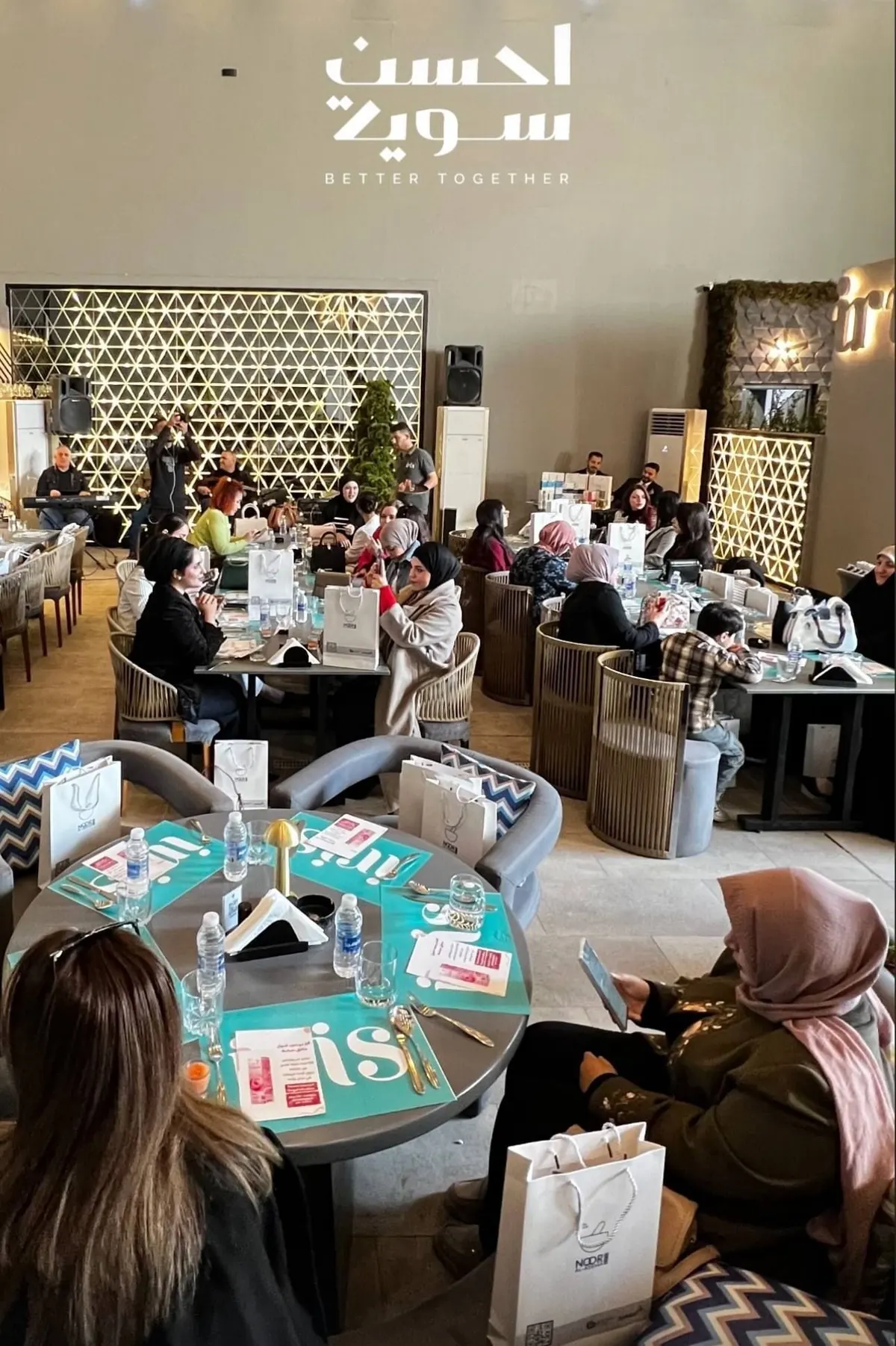 الحاضرات حول الطاولات في قاعة الجلسة
