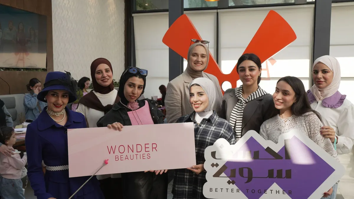 مشاركات يحملن لافتة Wonder Beauties وشعار أحسن سوية