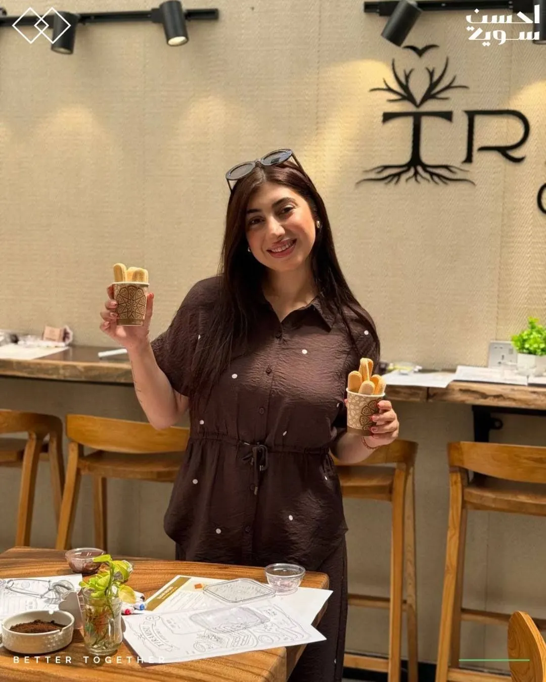 مشاركة تحمل كوبين من التيراميسو داخل تريو كافيه