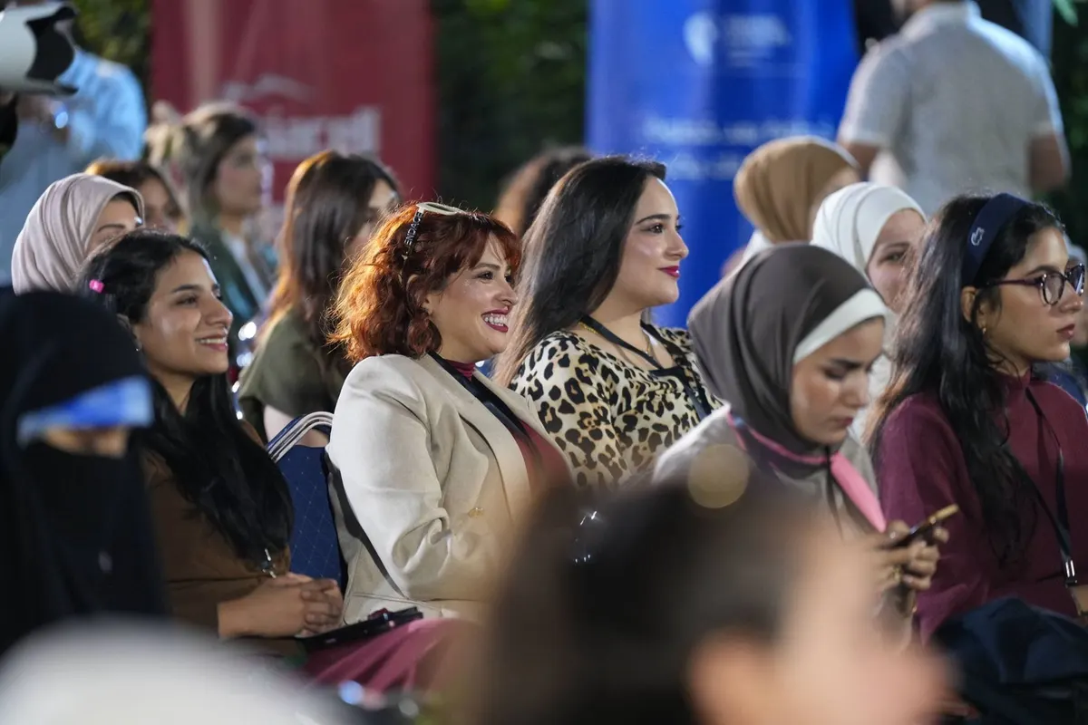 حاضرات يتابعن الملتقى بابتسامة