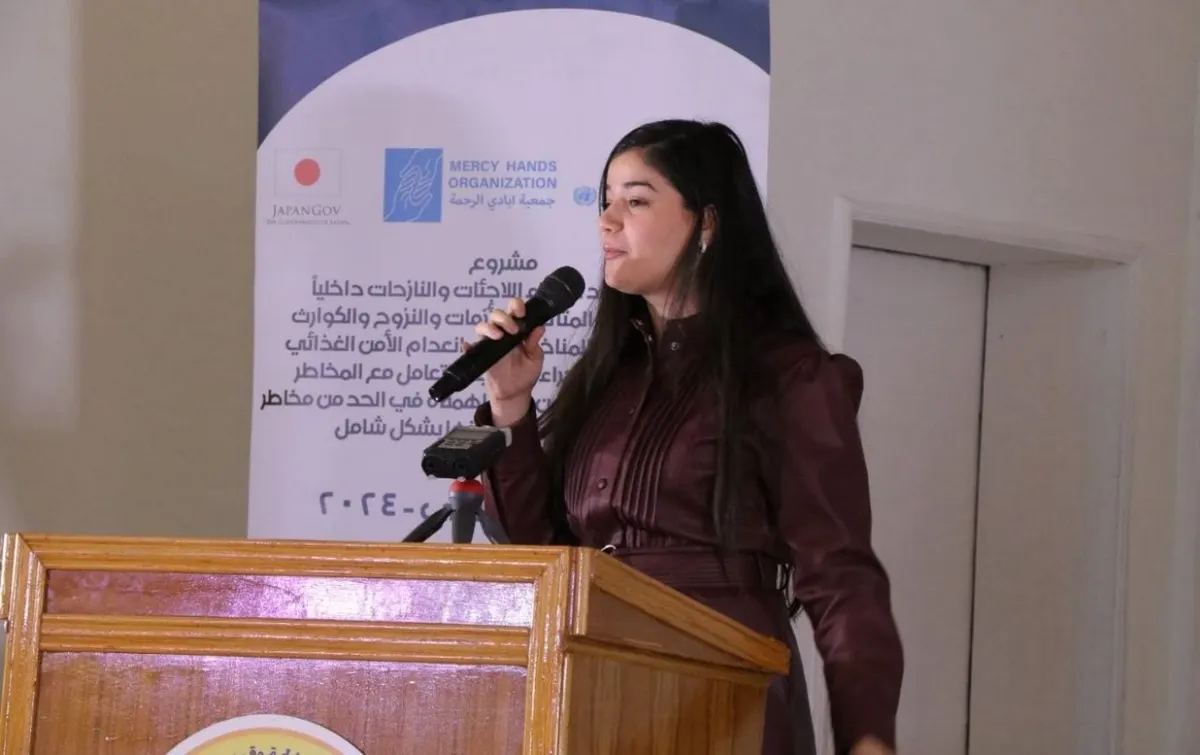 متحدثة تلقي كلمة من خلف المنصة